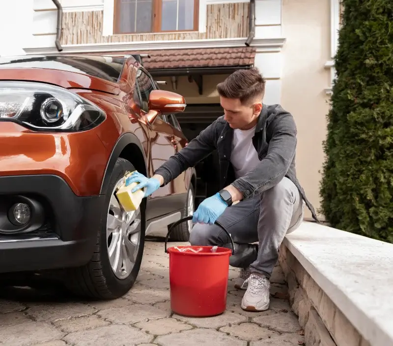 Lavage auto à domicile Méry-ès-Bois : professionnel intervenant sur un véhicule